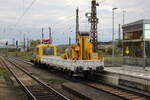 Das STRABAG GAF 100 R/H (99 80 9436 014-1) war am 12.11.2023 in Naumburg (S) Hbf mit einem Flachwagen Richtung Bad Kösen unterwegs.