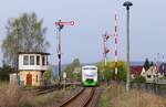 Als der VT 118 der Süd-Thüringen-Bahn am 11.04.2014 auf dem Weg nach Meiningen in den Bahnhof Immelborn einfährt, erinnerte die Infrastruktur mit Stellwerk, Formsignalen und Bahnhofslampen noch stark an die Reichsbahn. Bis zur Stilllegung der Strecke nach Bad Liebenstein war Immelborn ein Keilbahnhof. Von dieser Strecke ist nur noch ein mehrere hundert Meter langes Anschlußgleis zu einem Kieswerk übrig geblieben (s. Schranken am rechten Bildrand). Bei Bedienung des Werkes wird die Zufahrt zum Bahnhof durch die zwischen Signal und Lampe sichtbare Schranke abgesperrt. Letztes Jahr wurde der Bahnhof modernisiert, im Zuge des Umbaus verschwanden leider auch die Formsignale.