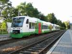 Im Schatten der Abendsonne, des sehr warmen 29.August2005, steht ein Nahverkehrszug der STB, abfahrbereit nach Wernshausen, im Bahnhof Zella-Mehlis.