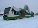 VT 129 macht in Eisfeld Pause, bevor er seine 108 km lange Fahrt nach Eisenach antritt. Foto entstand am 10.02.2006 gegenber des Fahrdienstleiterstellwerks.