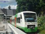 VT 132 am 20.06.2003 in Lauscha, Strecke Sonneberg - Neuhaus. Lauscha ist der erste Kopfbahnhof auf dieser Strecke, wie man sieht, wird am Bahnsteig noch gebaut