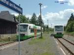 Zugbegegnung am 20.06.2003 im Bahnhof Ernsttal, dem zweiten Kopfbahnhof der Strecke Sonneberg - Neuhaus. Frher zweigte hier eine Strecke nach Probstzella ab, aber wegen dem schlechten Gleiszustand ist sie leider gesperrt, ob sie saniert wird, steht noch in den Sternen, die DB AG ist jedenfalls nicht interessiert.