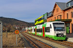 Der VT125 der STB ist am Ostersonntag (27.03.2016) aus Erfurt in Ilmenau angekommen, für ihn und einen weiteren RegioShuttle ist hier Fahrtende. Die weitere Strecke in Richtung Gebirge wird nur am Wochenende und Feiertagen 4 mal täglich von der STB befahren.
Das ist besser als nichts, einige Jahre war die Strecke komplett ohne planmäßigen Verkehr.
Der Zug steht am Hausbahnsteig (Gleis 1) des Universitätsstädtchens, das Foto ist vom
Bahnsteig 2 aufgenommen, der nur an diesem Tag anlässlich einer Sonderfahrt der Rennsteigbahn frei zugänglich war. Ganz links lag bis in die 90er Jahre noch ein Gleis, das war die Strecke nach Großbreitenbach, die heute ab dem Bahnübergang im
Hintergrund ein Radweg ist.