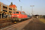 NeSA 218 399-4 steht am 19.06.2022 mit dem SVG FEX-Südbahn beim abendlichen Zwischenhalt in Plochingen zur Fahrt nach Stuttgart Hbf.