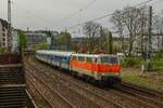 SVG 111 185-5 mit Fußballsonderzug aus Stuttgart nach Dortmund bei der Durchfahrt in Wuppertal, am 06.04.2024.