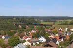 Bayernbahn 111 036-0 fährt mit dem SVG-Ersatzzug auf der S8 von Freudenstadt nach Eutingen im Gäu und erreicht hier gerade Dornstetten-Aach über das Kübelbachviadukt.