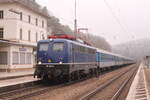 An diesem leider wieder nebligen 28.12.2024 fährt 115 261 ihren aus 11 Wagen bestehenden Eishockey-Sonderzug von Ingolstadt nach Frankfurt. Hier abgebildet im Bahnhof Eichstätt