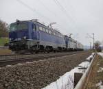 1142 578 und 1142 562 in Doppeltraktion vor einem Containerzug in Fahrtrichtung Sden.