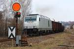 76 111 vom Stahlwerk Thüringen (SWT) verlässt am 26.03.2021 nach dem Kreuzungshalt den Oberen Bahnhof in Pößneck.