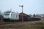 76 111 vom Stahlwerk Thüringen (SWT) am 26.03.2021 beim Kreuzungshalt am Oberen Bahnhof in Pößneck.