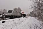 Selten das hier mal so viel Schnee liegt. Deshalb Habe ich einige Bilder von diesem Zug eingefangen. 76 111 ist hier zu sehen am 05.01.21 mit dem Schrottzug von Cheb/Cz nach Könitz bei der Ausfahrt in Pößneck oberer Bahnhof.