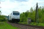 76 111 vom Stahlwerk Thüringen (SWT) mit dem täglichen Stahlzug von Könitz nach Cheb (Cz) am 21.5.2021 bei der Ausfahrt Pößneck in Richtung Oppurg