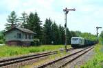 76 111 vom Stahlwerk Thüringen (SWT) mit dem täglichen Stahlzug von Könitz nach Cheb (Cz) am 11.6.2021 bei der Einfahrt zum oberen Bahnhof in Pößneck