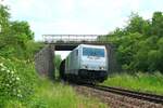 76 111 vom Stahlwerk Thüringen (SWT) mit dem täglichen Schrottzug von Cheb (Cz) nach Könitz am 12.6.2021 zwischen Oppurg und Pößneck