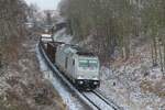 Bei leichtem Schneefall durchfährt 76 111 vom Stahlwerk Thüringen (SWT) am 21.1.2022 Pößneck. Nach einem Kreuzungshalt am Oberen Bahnhof geht`s weiter zum Zielbahnhof Könitz. 