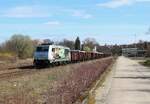 76 111 (SWT) mit der neuen Werbung war am 21.03.23 mit dem Schrottzug aus Cheb/Tschechien nach Könitz in Pößneck oberer Bahnhof zu sehen.