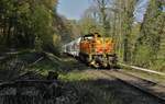 Genau 90 Minuten nach der vorherigen Aufnahme passiert die TKSE-Mak 1206 547 am 15.04.2020 einen Bahnübergang in der Nähe von Gräfgenstein