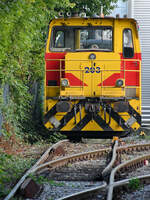 Im Bild die TKSE 203, eine im Jahr 2012 bei SCHÖMA gebaute Werkslokomotive vom Typ CFL 350 DV-R. (Hattingen, September 2024, Standort Fußweg Eickener Straße)