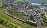 Die 233 217-9 von TrainLog (Woroschilowgrad 0431/1975, ex 132 217-1/232 217-0) durchfährt am 25.07.2024 die Ortschaft Neef an der Mosel