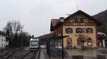 An einem verregneten 15.03.2019 steht VT 111 der BOB abfahrbereit nach München im Bahnhof Tegernsee als BOB86978.