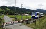 Als BOB 87004 ist der VT 487 am 16.07.2020 zwischen Schliersee und Hausham auf dem Weg nach München