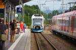 BOB VT 114 aus Tegernsee ffnet seine  Schnauze , um in Holzkirchen an den Zugteil aus Bayrischzell anzukuppeln - 23/08/2012