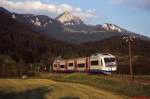 VT 109 der BOB hat gleich den Bahnhof Fischbachau erreicht (Juli 2003).