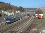 ET 308 der BOB durchfhrt am 31. Oktober 2013 den Bahnhof Kronach in Richtung Nrnberg.