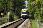 Ein unbekannter Lint 41 der BRB hat gerade den Haltepunkt (ehemaliger Bahnhof) Riederau am Ammersee verlassen und passiert gerade das Einfahrsignal von Riederau aus Richtung Weilheim. Das Formsignal dient heute als Deckungssignal für den noch mechanisch per Handkurbel bedienten Bahnübergang. 19.09.2018