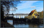 Eine Dreifachtraktion Lint 54 der BRB überquert am 11.03.2023 auf der Großhesseloher Brücke die Isar. 