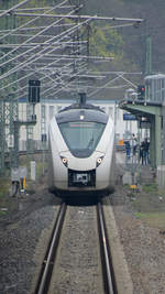 Ein Triebwagenzug der Mitteldeutschen Regiobahn im April 2017 am Bahnhof Tharant.