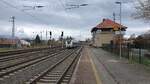 MRB 1440 332 fährt als RB45 von Elsterwerda-Biehla kommend nach Mittweida.
Rechts das Stellwerk B1.

Elsterwerda, der 01.04.2023