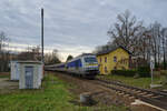 223 055 war am 27.12.2023 mit RE 74179 von Chemnitz nach Leipzig unterwegs und wird in Kürze den Haltepunkt Narsdorf erreichen. Von den Anlagen des einstigen Knotenbahnhofs sind noch einige Gebäude, wie die ehemalige Bahnmeisterei, vorhanden. 