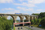 Das Bahrebachmühlenviadukt an der Strecke Chemnitz - Leipzig ist architektonisch äußerst interessant durch die darunter verlaufende Autobahn A4. MRB 223 054 zieht einen RE6 von Chemnitz Hbf nach Leipzig Hbf über das imposante Bauwerk, welches zwischen Chemnitz-Borna und Wittgensdorf Mitte liegt. (20.08.2023)