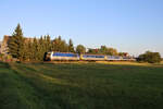 MRB 223 053 dieselt mit einem RE6 von Chemnitz Hbf nach Leipzig Hbf durch den Ort Lauterbach-Steinbach. (10.09.2023)