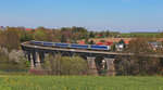 Am 06.05.2016 fährt die MRB74776 (Chemnitz Hbf - Leipzig Hbf) mit einer unbekannten BR 223 über das Bahrebachviadukt in Wittgensdorf.