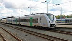 Ein fünfteiliger Coradia Continental (1440 212) der Transdev GmbH, die unter dem Label  Mitteldeutsche Regiobahn  den Bahnbetrieb durchführt, wartet im 04.10.2016 in Hof Hbf auf seine Abfahrt in Richtung Dresden. In Hof gibt es derzeit ein buntes Durcheinander an Fahrzeugen der verschiedensten Unternehmen, im Personenverkehr werden bis auf die ALEX-Züge wohl ausschließlich Triebzüge verwendet.