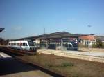 Der Bahnhof von Husum in futuristischem Gewand mit modernen Zgen der Nord Ostsee Bahn