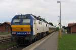 MAK DE 2700-08 der Nord-Ostsee-Bahn (NOB) mit NOB 80531 Westerland (Sylt)-Hamburg Altona auf Bahnhof Langenhorn am 22-6-2007.