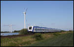 Windräder gehören an der Marschbahn zum üblichen Beiwerk.