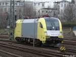 ES 64 U2 - 035 ist eine der beiden Dispoloks, die fr die NOB (Connex Gruppe) den FLEX bespannen. Hier wartet sie in Hamburg Hbf auf den nchsten Zug.
Mai 2004