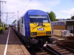 DE 2000-03 beim Halt in Elmshorn mit der NOB nach Hamburg-Altona.