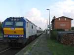 MAK DE 2700-04 der Nord-Ostsee-Bahn (NOB) mit NOB 80533 Westerland (Sylt)-Hamburg Altona auf Bahnhof Langenhorn am 23-6-2007.