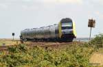 Nachschuss auf die NOB 80519 Westerland/Sylt - Hamburg-Altona, geschoben von ER 20-012, bei der Auffahrt auf den Hindenburgdamm, westlich von Morsum. Aufgenommen am 6.08.09.