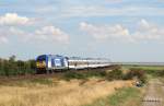 ER 20-03  RSH  dieselt am 6.08.09 mit der NOB 80510 nach Westerland/Sylt an einem interessiert wirkendem Radler und uns beiden fuzzies vorbei. Aufgenommen bei Morsum.