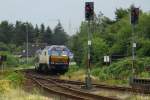 DE2700-08 schiebt ihren NOB-Zug nach Hamburg aus dem Bahnhof Husum.