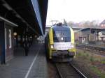 Was fr eine berraschung: Statt der erwarteten Mak DE 2700 bespannte die Dispolok ES 64 U2-034 den morgendlichen FLX aus Hamburg. (Flensburg, 01.12.2005)