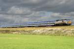 Die MaK DE 2700-07 schiebt die NOB von Westerland nach Hamburg Altona ber den Hindenburgdamm auf Sylt am 19.08.2011