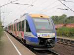 Der mit  Strand- und Urlaubsmotiven  ausgestattete VT307 der Nord-Ostsee-Bahn fhrt mit einem weiteren NOB-Triebwagen in Jbek ein.