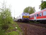 Eine NOB-Lok trifft auf einen Regionalzug der Deutschen Bahn kurz vor der Einfahrt in den Bhf von Elmshorn